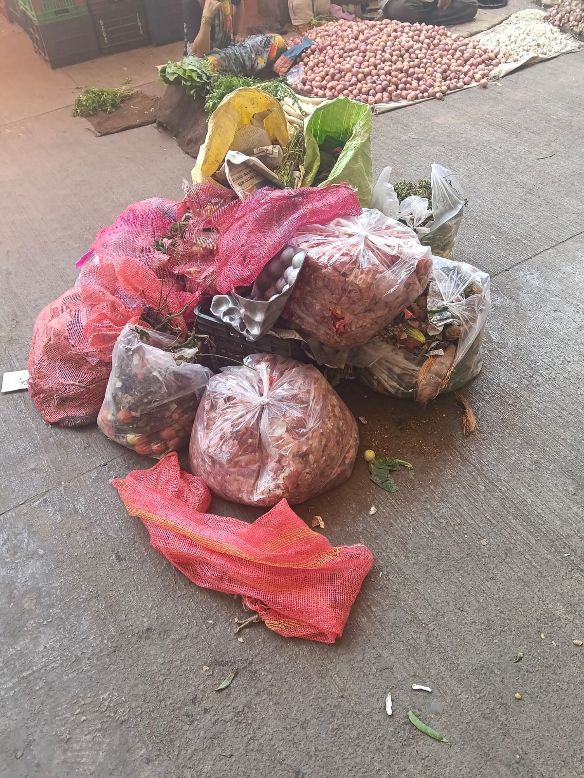 बारामती भाजी मार्केटमध्येच कचऱ्याचे ढीग; गणेश मंडईत अस्वच्छतेचं वास्तव समोर