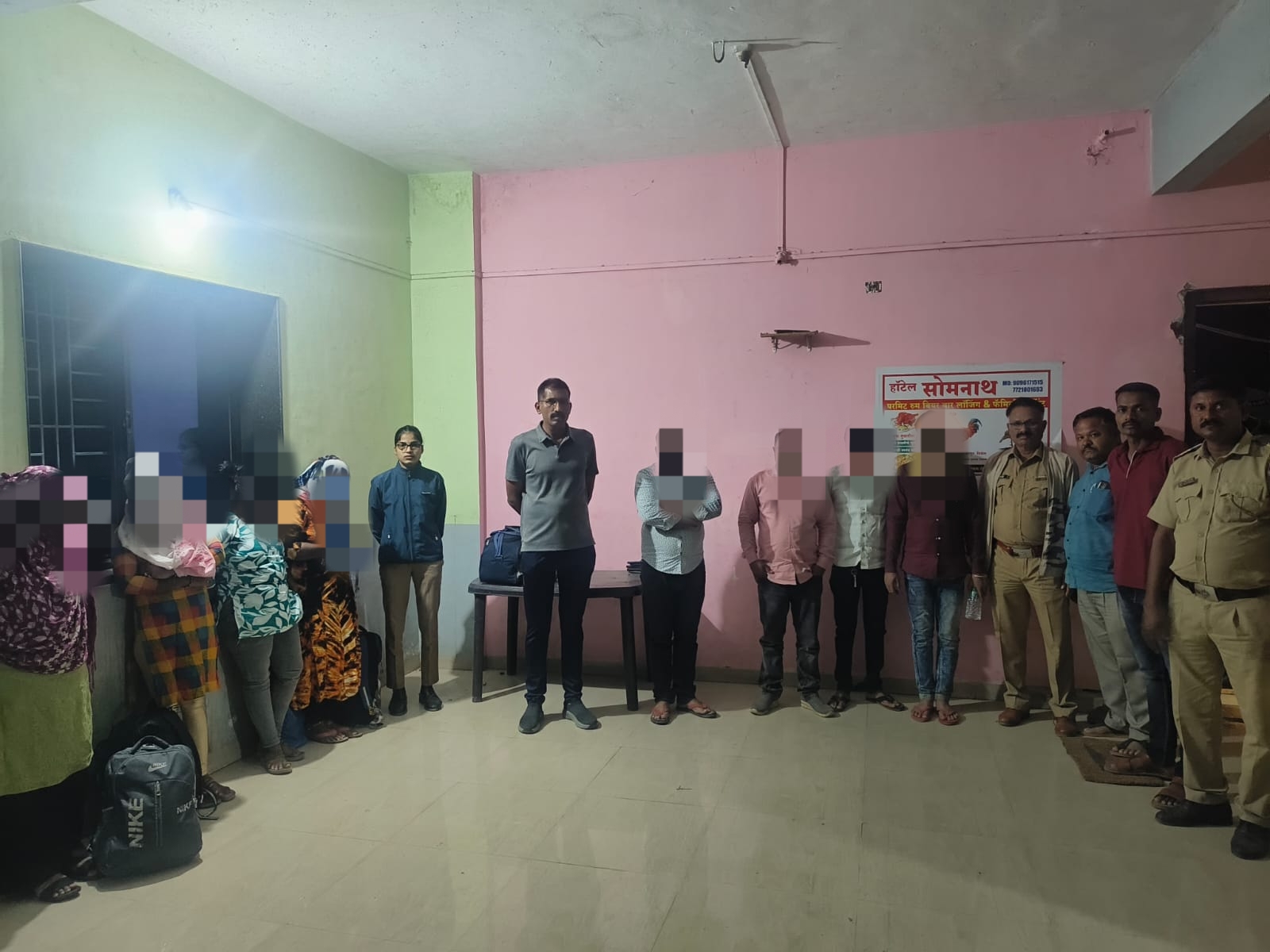 बारामतीत अमृता लॉजवर मध्यरात्री छापा; अवैध वेश्या व्यवसायाचा पर्दाफाश, दोन अटकेत, पाच महिलांची सुटका